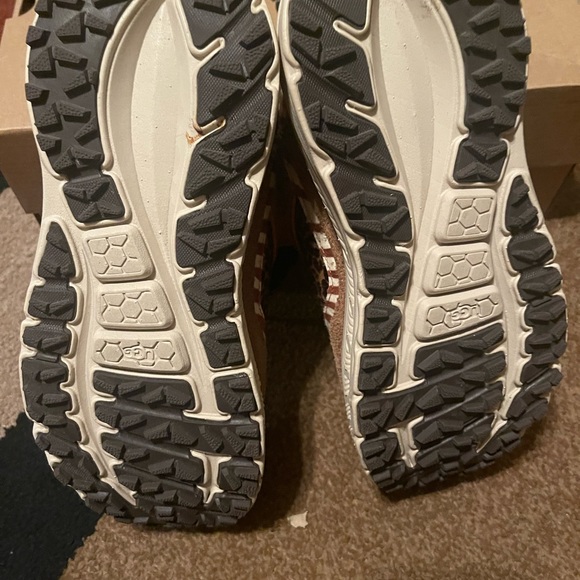 Women UGG sneakers size 7 1/2 - Picture 4 of 5